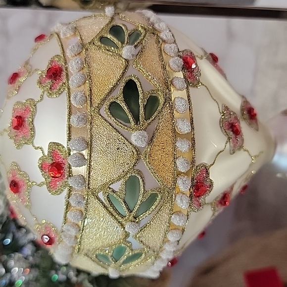 Stunning Vintage Glass Ornament Glittering Floral Detail - Picture 4 of 9